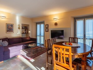 Table, Furniture, Couch, Picture Frame, Wood, Window, Flooring, Interior Design, Living Room, Floor