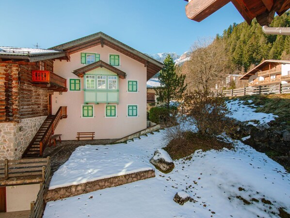 Sky, Building, Property, Snow, Plant, Window, House, Architecture, Tree, Wood