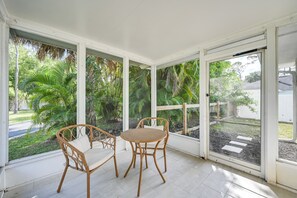 Screened Patio | Charcoal Grill