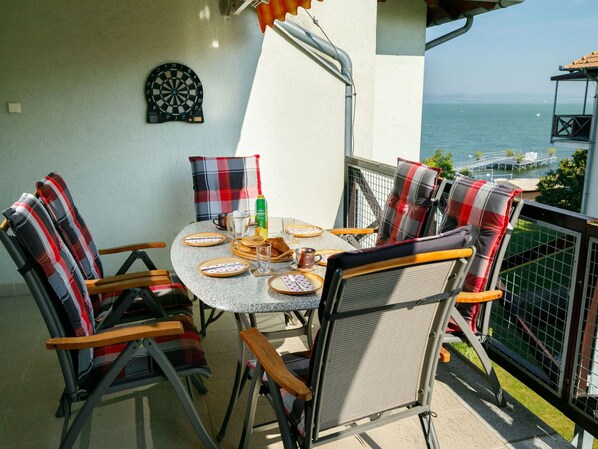 Table, Property, Furniture, Tableware, Chair, Kitchen & Dining Room Table, Interior Design, Ceiling Fan, Outdoor Furniture, Picture Frame