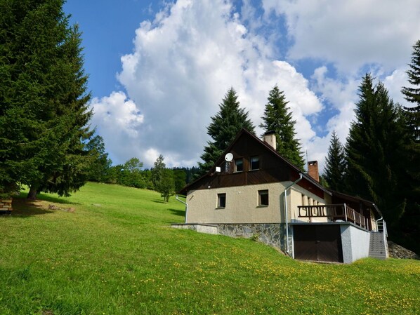 Cloud, Sky, Plant, Property, Building, Natural Landscape, Natural Environment, Tree, House, Land Lot