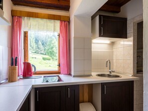 Kitchen Sink, Cabinetry, Sink, Property, Countertop, Tap, Building, Kitchen, Wood, Interior Design