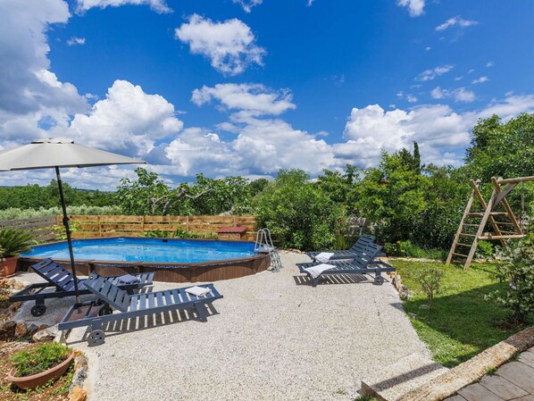 Wolke, Himmel, Wasser, Pflanze, Schwimmbad, Schatten, Gartenmöbel, Arecales, Natürliche Landschaft, Freizeit