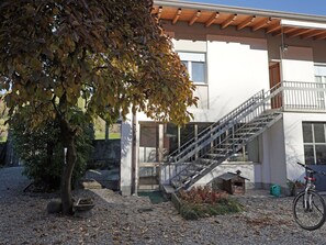 Sky, Plant, Building, Window, Tree, Swimming Pool, House, Residential Area, Leisure, Urban Design