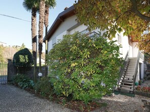 Sky, Plant, Building, Window, Tree, Swimming Pool, House, Residential Area, Leisure, Urban Design