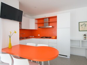 Interior Design, Wand, Möbel, Flooring, Holz, Küche, Fussboden, Orange, Countertop, Decke