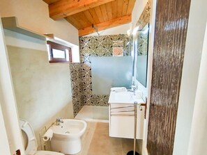 Flooring, Armatur, Fussboden, Wand, Interior Design, Badezimmer, Holz, Bad Sink, Sinken, Zapfhahn