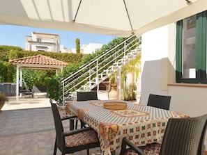 Table, Furniture, Property, Chair, Plant, Flowerpot, Shade, Outdoor Furniture, Interior Design, Houseplant