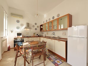 Cabinetry, Furniture, Table, Building, Shelving, Kitchen, Wood, House, Countertop, Interior Design