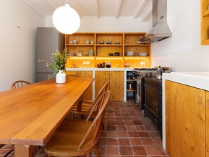 Cabinetry, Möbel, Countertop, Spüle, Tabelle, Pflanze, Holz, Küchengerät, Herd, Küche