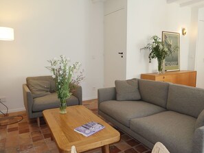 Pflanze, Möbel, Couch, Eigentum, Tabelle, Zimmerpflanze, Blumentopf, Interior Design, Holz, Wohnzimmer