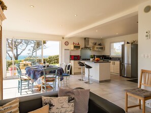 Table, Meubles, Propriété, Comptoir, Cabinetry, Chaise, Appareil De Cuisine, Bâtiment, Cuisine, Design Intérieur