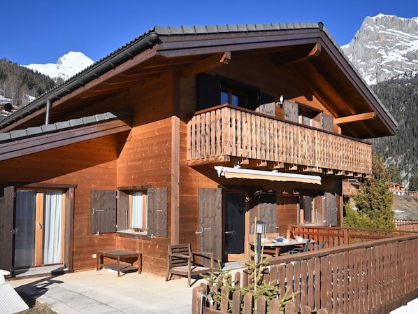 Himmel, Pflanze, Eigentum, Gebäude, Berg, Holz, Baum, Steigung, Hütte, Fenster