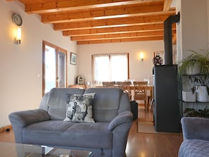 Möbel, Eigentum, Pflanze, Tabelle, Holz, Interior Design, Zimmerpflanze, Beleuchtung, Wohnzimmer, Schatten
