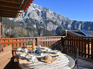 Ciel, Propriété, Montagne, Bâtiment, Nuage, La Nature, Table, Bois, Architecture, Mobilier De Jardin