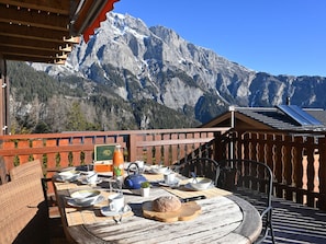 Himmel, Eigentum, Berg, Gebäude, Wolke, Natur, Tabelle, Holz, Die Architektur, Gartenmöbel