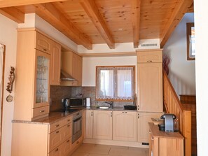 Cabinetry, Countertop, Eigentum, Gebäude, Schublade, Holz, Küche, Beleuchtung, Flooring, Interior Design