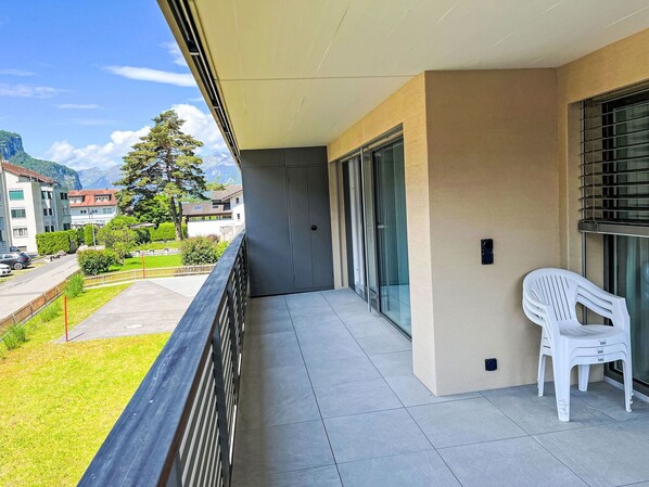 Bâtiment, Plante, Jour, Propriété, Ombre, Éclairage, Architecture, Fenêtre, Design Intérieur, Surface De La Route