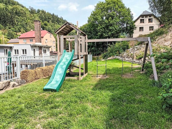 Plante, Propriété, Ciel, Nuage, Arbre, Lot Terre, Bâtiment, Herbe, Fenêtre, Ombre