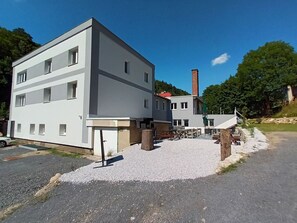 Sky, Property, Building, Window, Plant, House, Land Lot, Tree, Residential Area, Neighbourhood
