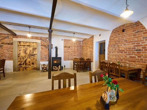 Furniture, Property, Wood, Table, Architecture, Chair, Flooring, Interior Design, Floor, Houseplant