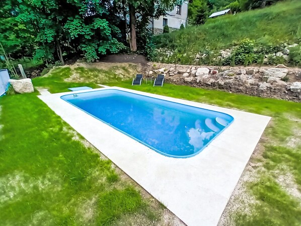 Water, Plant, Swimming Pool, Building, Azure, Rectangle, Shade, Tree, Grass, Leisure