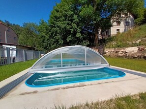 Plant, Sky, Shade, Tree, Building, Urban Design, Outdoor Furniture, Slope, Leisure, Rectangle