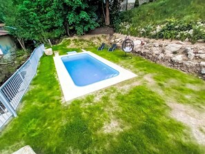 Pflanze, Schwimmbad, Gebäude, Wasser, Rechteck, Schatten, Gras, Freizeit, Flooring, Landschaft