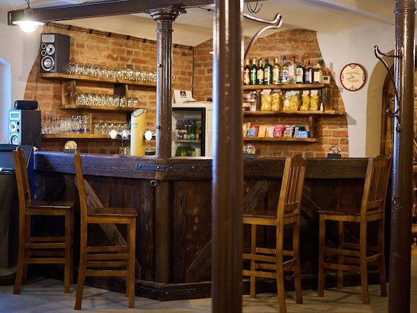 Bois, BĂątiment, Cabinetry, Bar, Bouteille, ĂtagĂšre, Rayonnage, Design IntĂ©rieur, Chaise