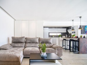 Mueble, Diseño De Interiores, Sofá, Piso, Suelo, Madera, Habitación, Sala, Techo, Casa