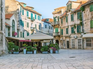 \"Stadt, Balkon, Urlaub, Stadtplatz, Cobblestone, Regenschirm
