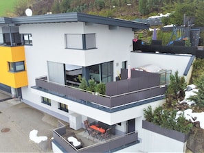 Urban Design, Landschaft, Wohngebiet, Gebäude, Grundeigentum, Fassade, Fenster, Pflanze, Dach, Baum