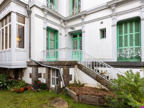 Ciel, Plante, Bâtiment, Fenêtre, Arbre, Piscine, Maison, Zone Résidentielle, Loisir, Design Urbain