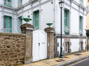 Ciel, Plante, Bâtiment, Fenêtre, Arbre, Piscine, Maison, Zone Résidentielle, Loisir, Design Urbain