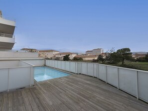 Sky, Plant, Building, Window, Tree, Swimming Pool, House, Residential Area, Leisure, Urban Design