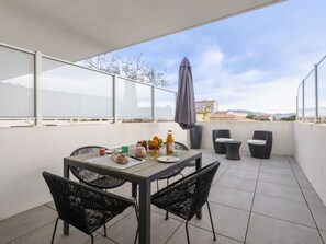 Sky, Plant, Building, Window, Tree, Swimming Pool, House, Residential Area, Leisure, Urban Design