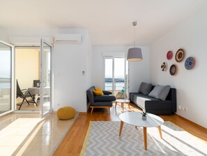 Himmel, Pflanze, Gebäude, Fenster, Baum, Schwimmbad, Haus, Wohngebiet, Freizeit, Urban Design
