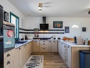 Comptoir, Cabinetry, Propriété, Evier, Évier, Cuisinière, Éclairage, Cuisine, Design Intérieur, Bois