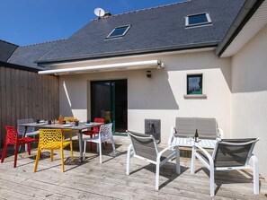 Meubles, Fenêtre, Chaise, Table, Bâtiment, Ciel, Ombre, Éclairage, Architecture, Bois