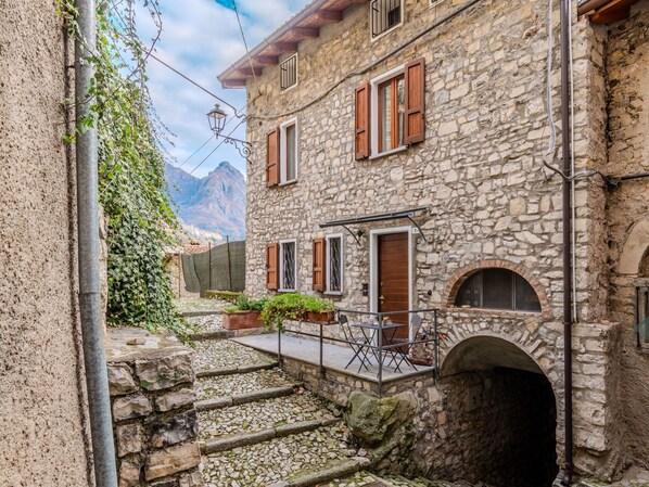 Bâtiment, Ciel, Plante, Propriété, L'Eau, Bleu Azur, Fenêtre, Architecture, Éclairage, Design Intérieur