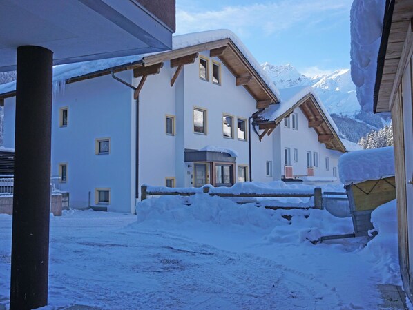 Gebäude, Wolke, Eigentum, Himmel, Fenster, Schnee, Blau, Azurblau, Haus, Steigung