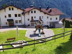Gebäude, Eigentum, Fenster, Pflanze, Berg, Haus, Grundstueck, Gras, Freizeit, Baum