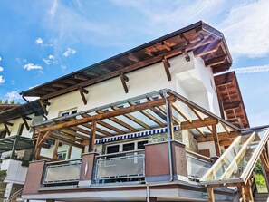 Himmel, Wolke, Holz, Fenster, Gebäude, Wohngebiet, Materialeigenschaft, Dach, Fassade, Grundeigentum