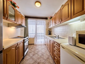 Countertop, Cabinetry, Furniture, Property, Kitchen Stove, Kitchen, Building, Kitchen Appliance, Wood, Lighting