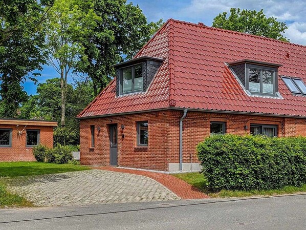 Pflanze, Himmel, Fenster, Gebäude, Wolke, Haus, Baum, Mauerwerk, Backstein