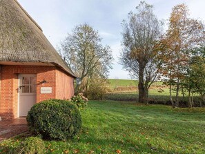 Himmel, Schatten, Grundstueck, Hütte, Abstellgleis, Fassade, Wohngebiet, Landschaft, Dach, Gras