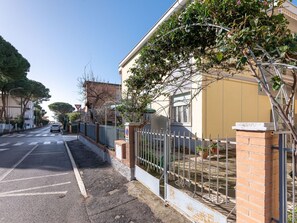 Propriété, Bâtiment, Plante, Ciel, Surface De La Route, Clôture, Arbre, Architecture, Design Urbain, Maison