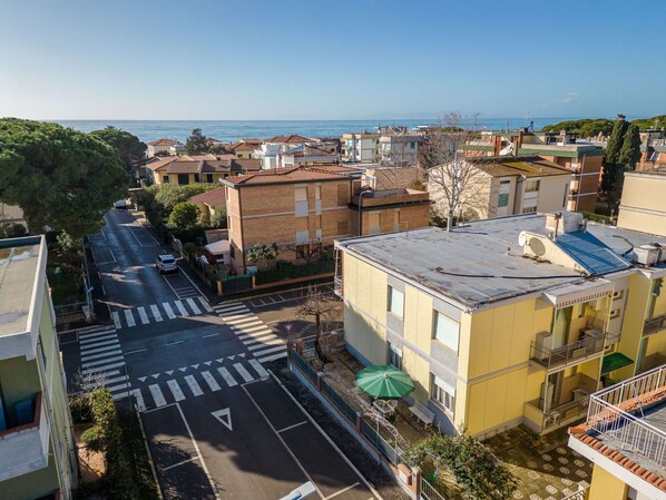 Ciel, Jour, Bâtiment, Propriété, Fenêtre, Plante, Design Urbain, Maison, Quartier, Cityscape