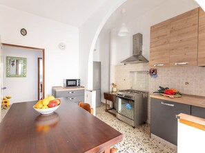 Cabinetry, Propriété, Comptoir, Table, Bois, Sol, Cuisine, Design Intérieur, Sol, Cuisinière