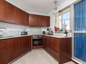 Cabinetry, Countertop, Spüle, Sinken, Blau, Küche, Holz, Fenster, Küchengerät, Gebäude